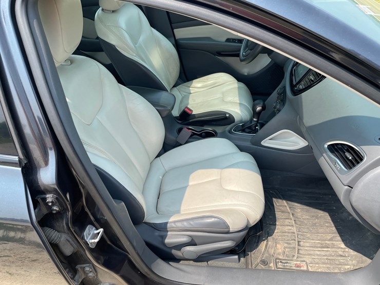 #1012-•-2013-dodge-dart-limited-(has-wi-title)-image-17