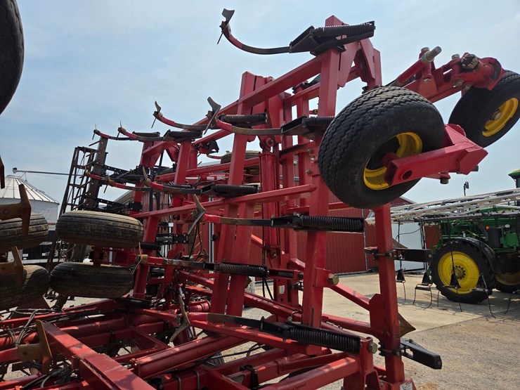 44'-sunflower-5055-44-field-cultivator-image-53