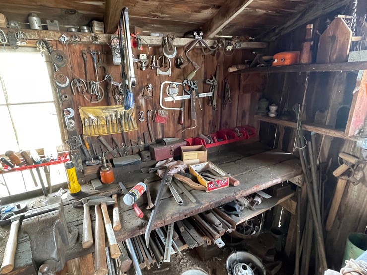 #2334-•-content-of-workbench-image-2