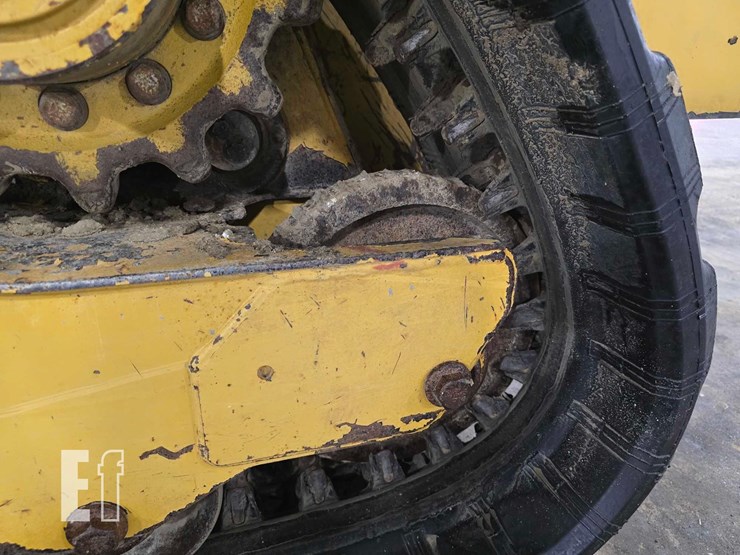 2015-caterpillar-259d-image-31