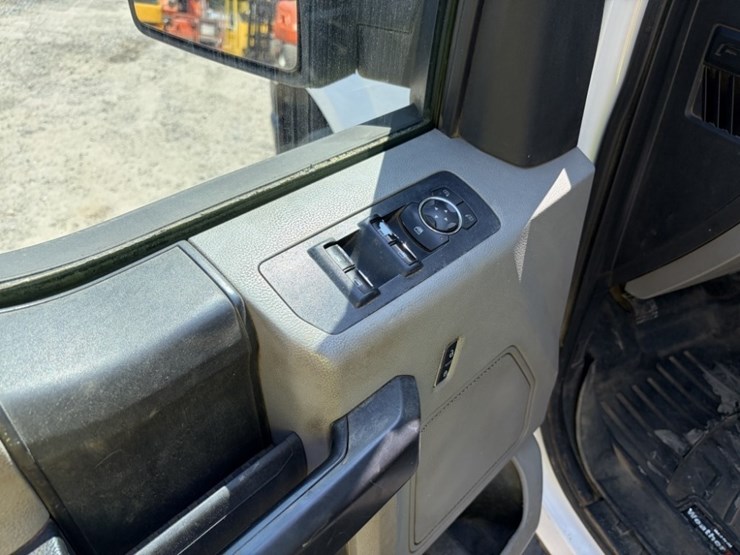 2017-ford-f150-image-24