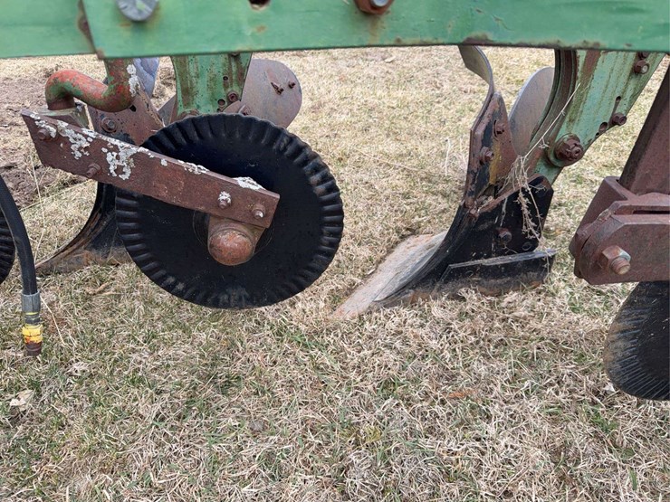 john-deere-pull-type-four-bottom-plow-image-17