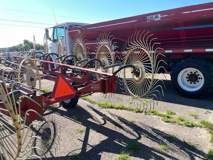 #1028-•-h&s-(12)-wheel-rake-image-8