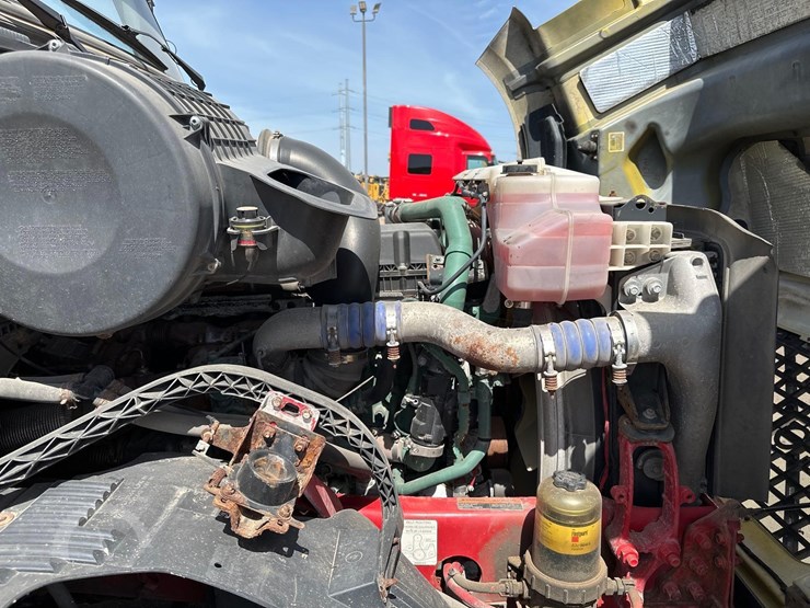 volvo-vnl64t300-image-18