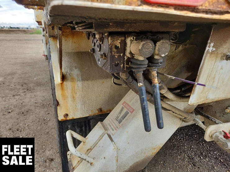 2011-freightliner-m2-106-image-31