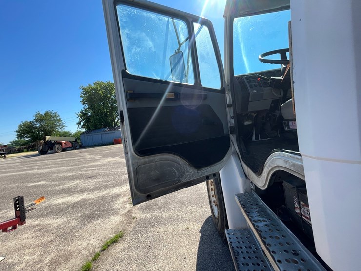 1995-freightliner-fl80-image-13