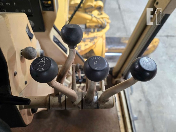 2001-caterpillar-140h-image-17