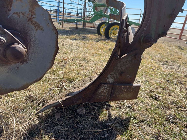 john-deere-pull-type-three-bottom-plow-image-31