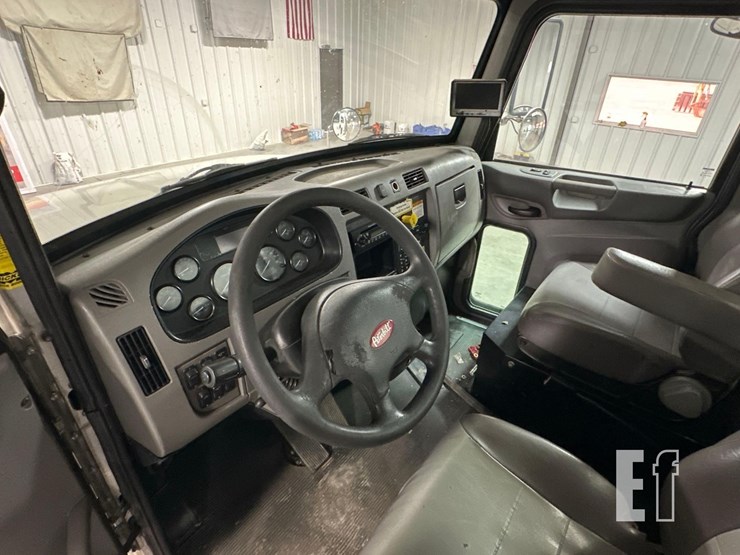 2015-peterbilt-337-image-14