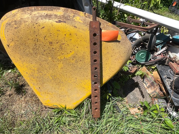 #3315-•-(2)-tractor-fenders-and-draw-bar-image-9