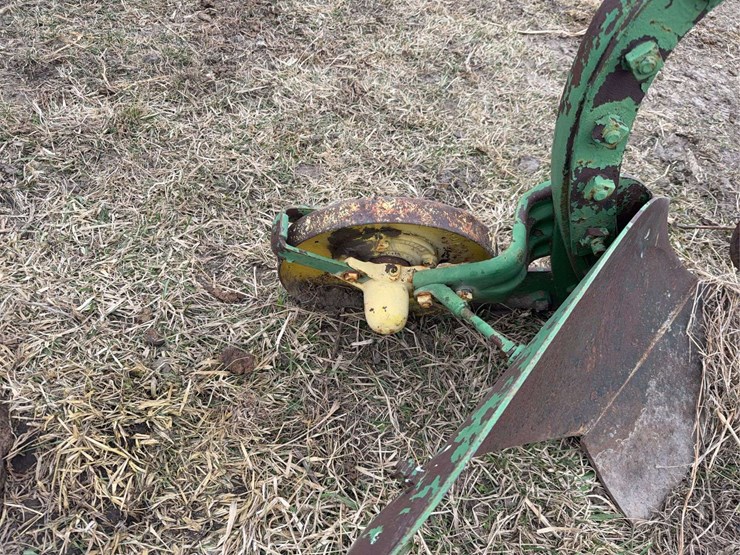 john-deere-pull-type-two-bottom-plow-image-17