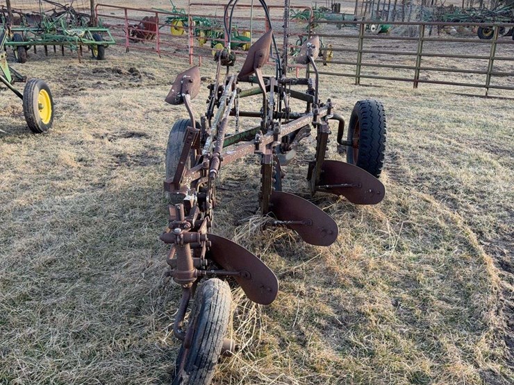john-deere-pull-type-three-bottom-plow-image-4
