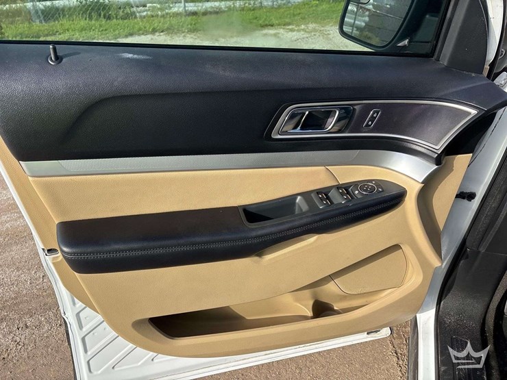 2016-ford-explorer-image-12