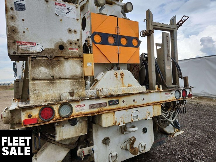 2011-freightliner-m2-106-image-40