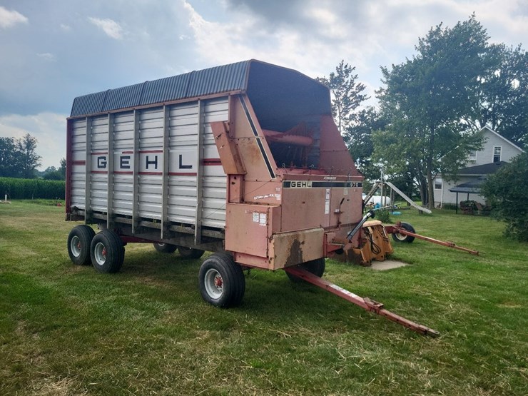 gehl-970-silage-wagon-w/gehl-tandem-axle-running-gear-image-1