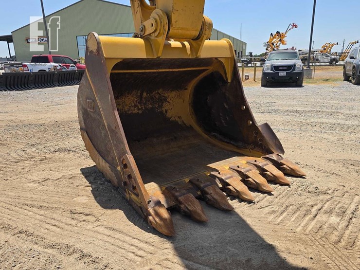 2024-caterpillar-340-image-10
