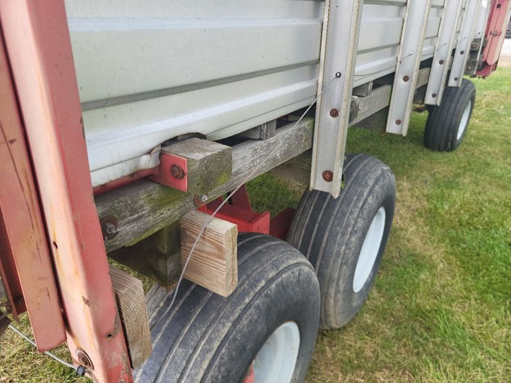 gehl-970-silage-wagon-w/gehl-tandem-axle-running-gear-image-37