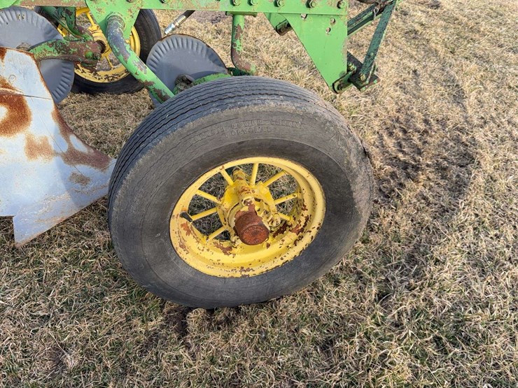 john-deere-pull-type-three-bottom-plow-image-9