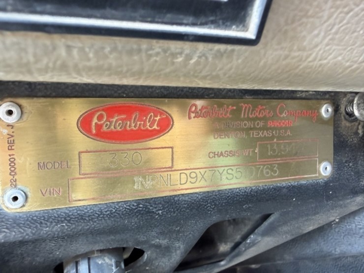 2000-peterbilt-330-image-23