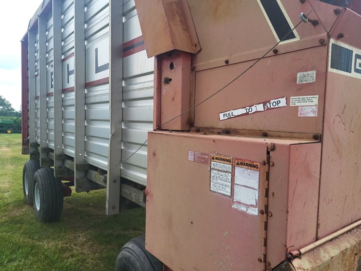 gehl-970-silage-wagon-w/gehl-tandem-axle-running-gear-image-48
