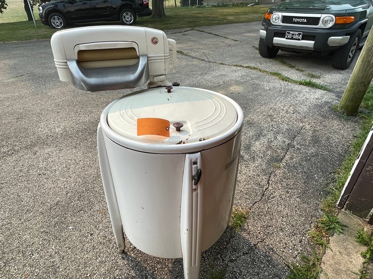 #2305-•-speed-queen-fw3090w-vintage-washing-machine-image-1