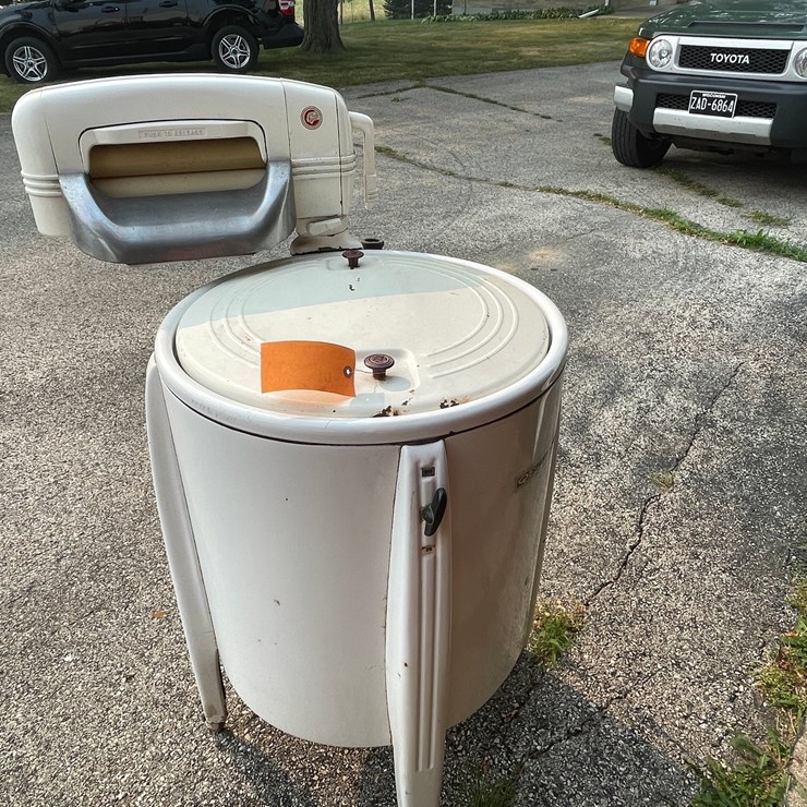 #2305 • Speed Queen FW3090W Vintage Washing Machine