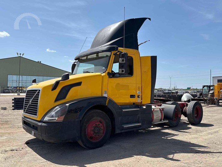 volvo-vnl64t300-image-1