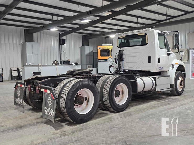 2017-international-durastar-4400-image-3
