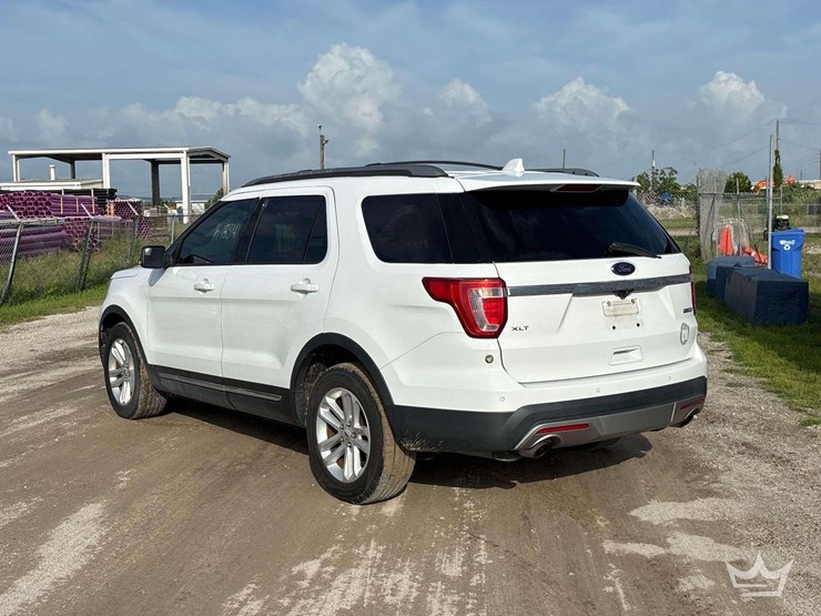 2016-ford-explorer-image-4