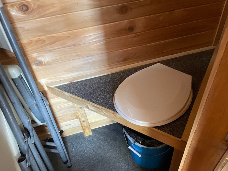 #5839-•-2012-ice-castle-fish-house-(buyer-responsible-fot-obtaining-bonded-title)-image-36