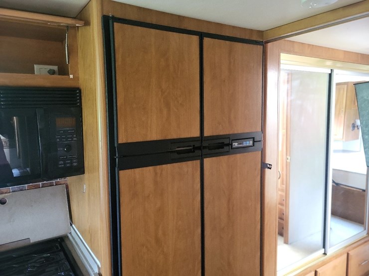 2003-fleetwood-bounder-39z-class-a-motorhome-on-freightliner-chassis-image-31