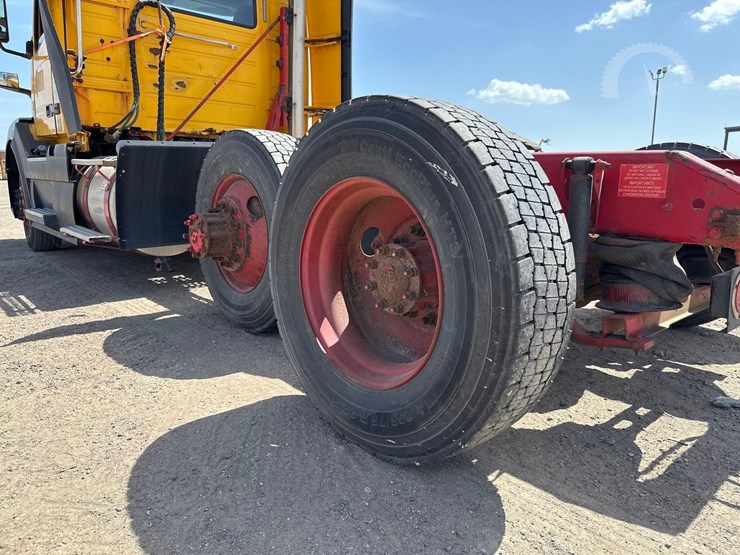 volvo-vnl64t300-image-23