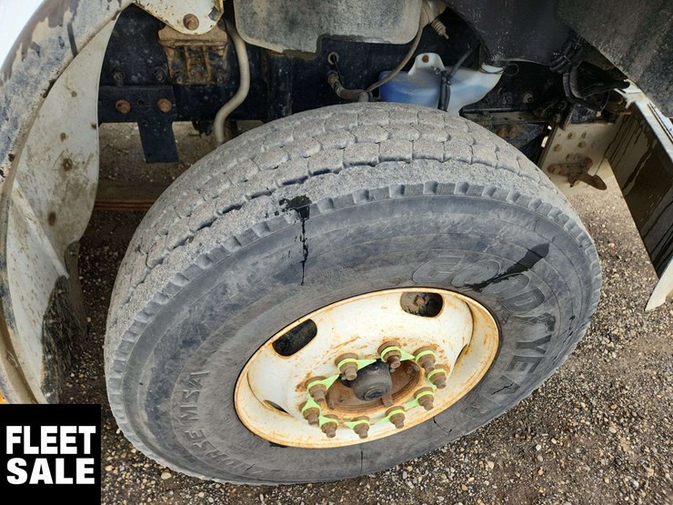 2011-freightliner-m2-106-image-15