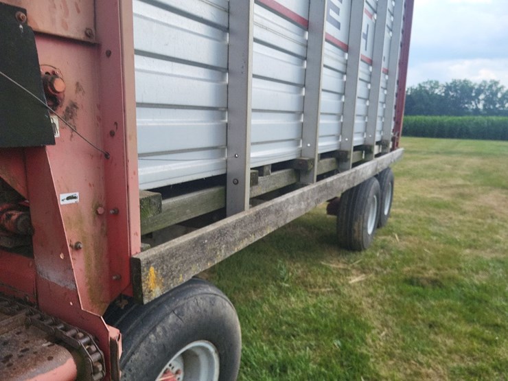 gehl-970-silage-wagon-w/gehl-tandem-axle-running-gear-image-20