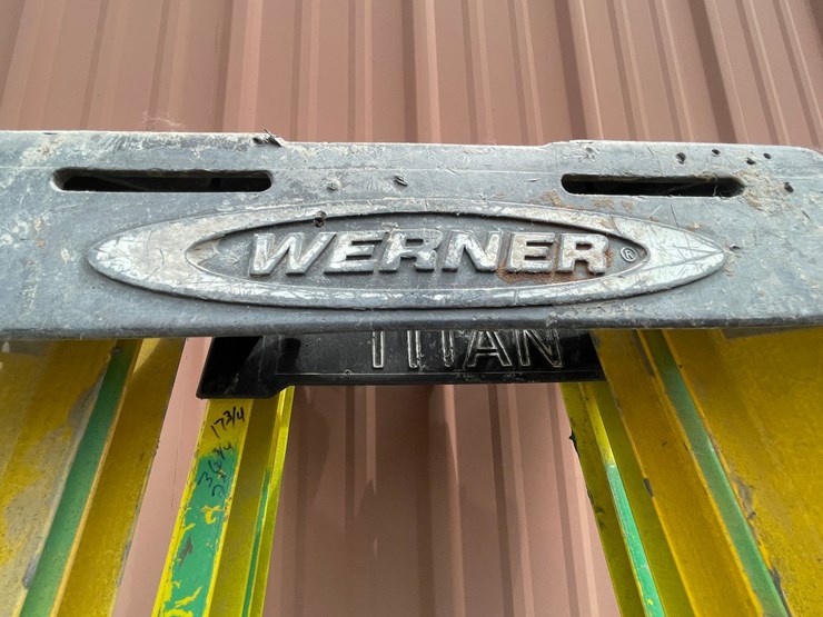 #1154-•-(2)-fiberglass-step-ladders-image-4