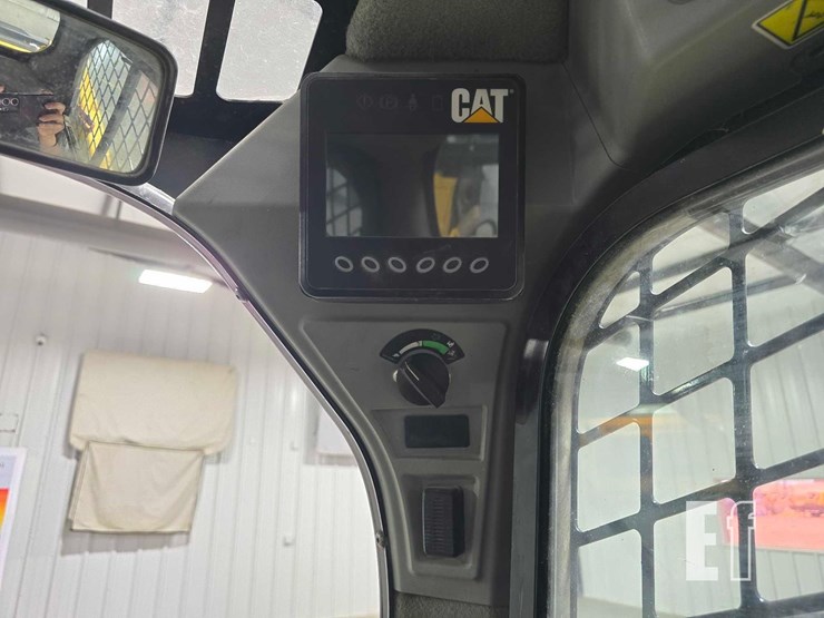 2015-caterpillar-259d-image-19