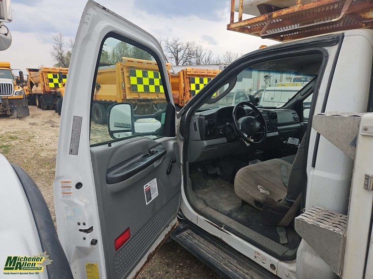 2006-ford-f550-image-27