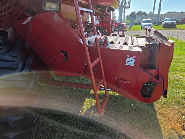 cih-2388-axial-flow-combine-image-56
