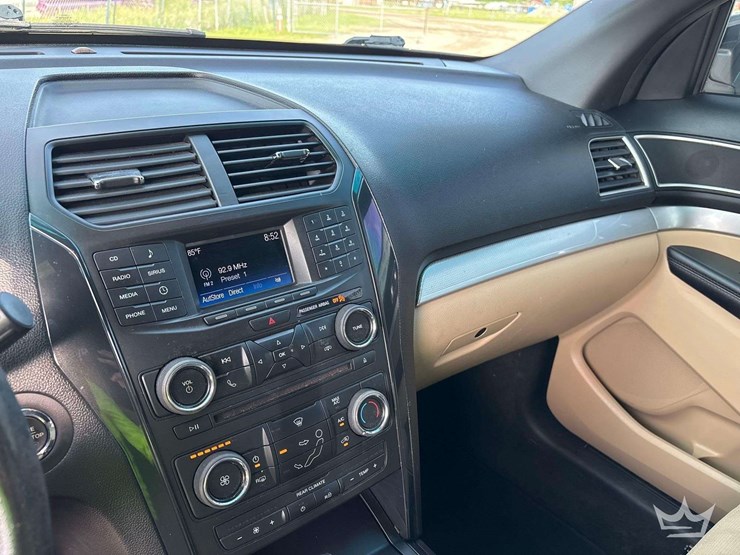 2016-ford-explorer-image-17