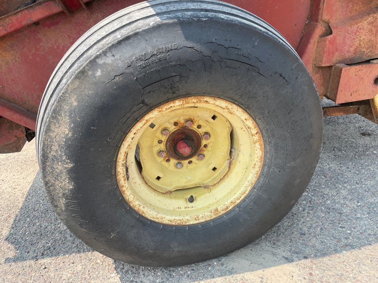new-holland-851-image-12