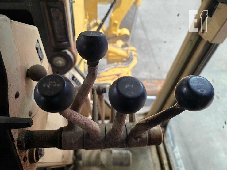 2004-caterpillar-140h-image-15