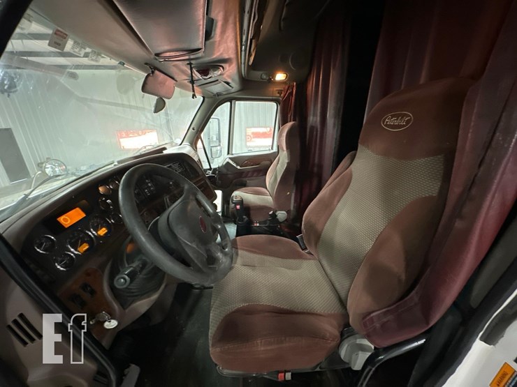 2012-peterbilt-587-image-12