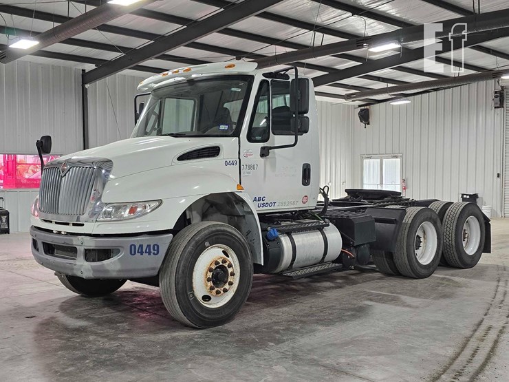 2017-international-durastar-4400-image-1