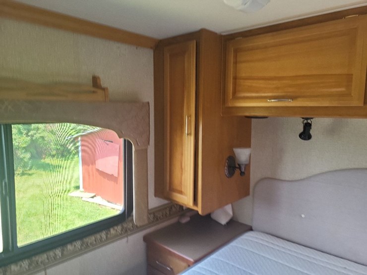 2003-fleetwood-bounder-39z-class-a-motorhome-on-freightliner-chassis-image-56