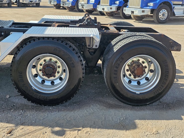 2013-kenworth-t800-image-17