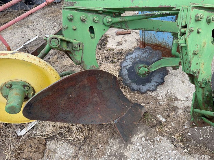 john-deere-three-point-four-bottom-plow-image-11