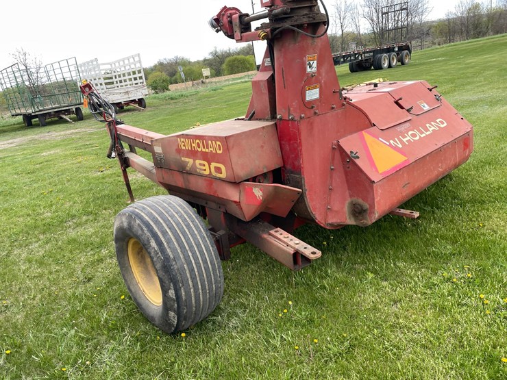 #1033-•-hew-holland-790-chopper-with-hay-head-image-7