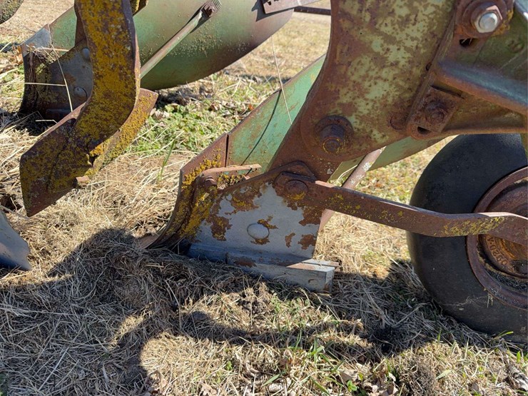john-deere-three-point-two-bottom-plow-image-17