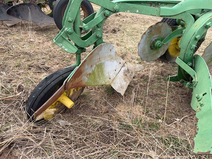 john-deere-pull-type-three-bottom-plow-image-17