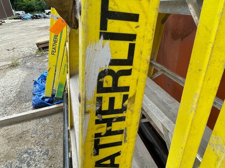 #1155-•-(2)-fiberglass-step-ladders-image-2